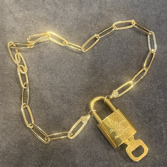 🔐 Louis Vuitton Lock and Key Paperclip Necklace - Picture 5 of 7